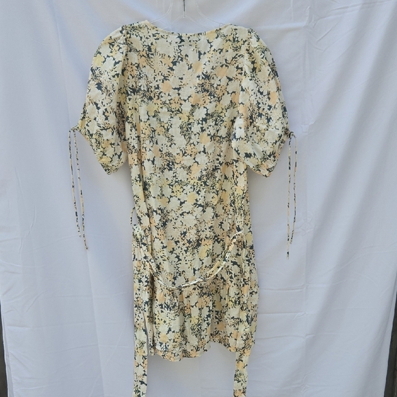 Esmaee Floral Mini Dress - Picture 4 of 7